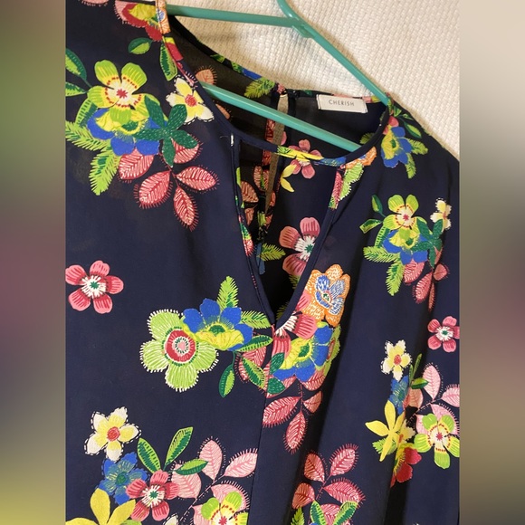 Floral V Neck Top - Picture 4 of 4